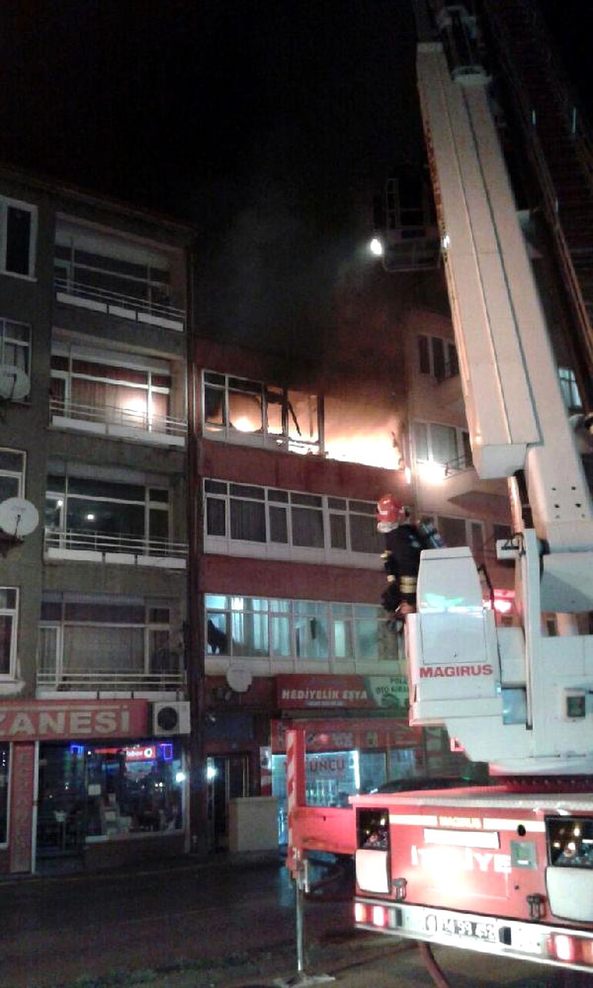 Apartmanın Son Katındaki Yangın Korkuttu