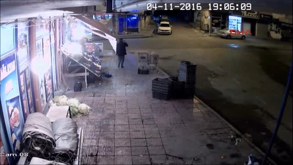Bitlis El Freni Çekilmeden Park Edilen Kamyon Işyerine Girdi