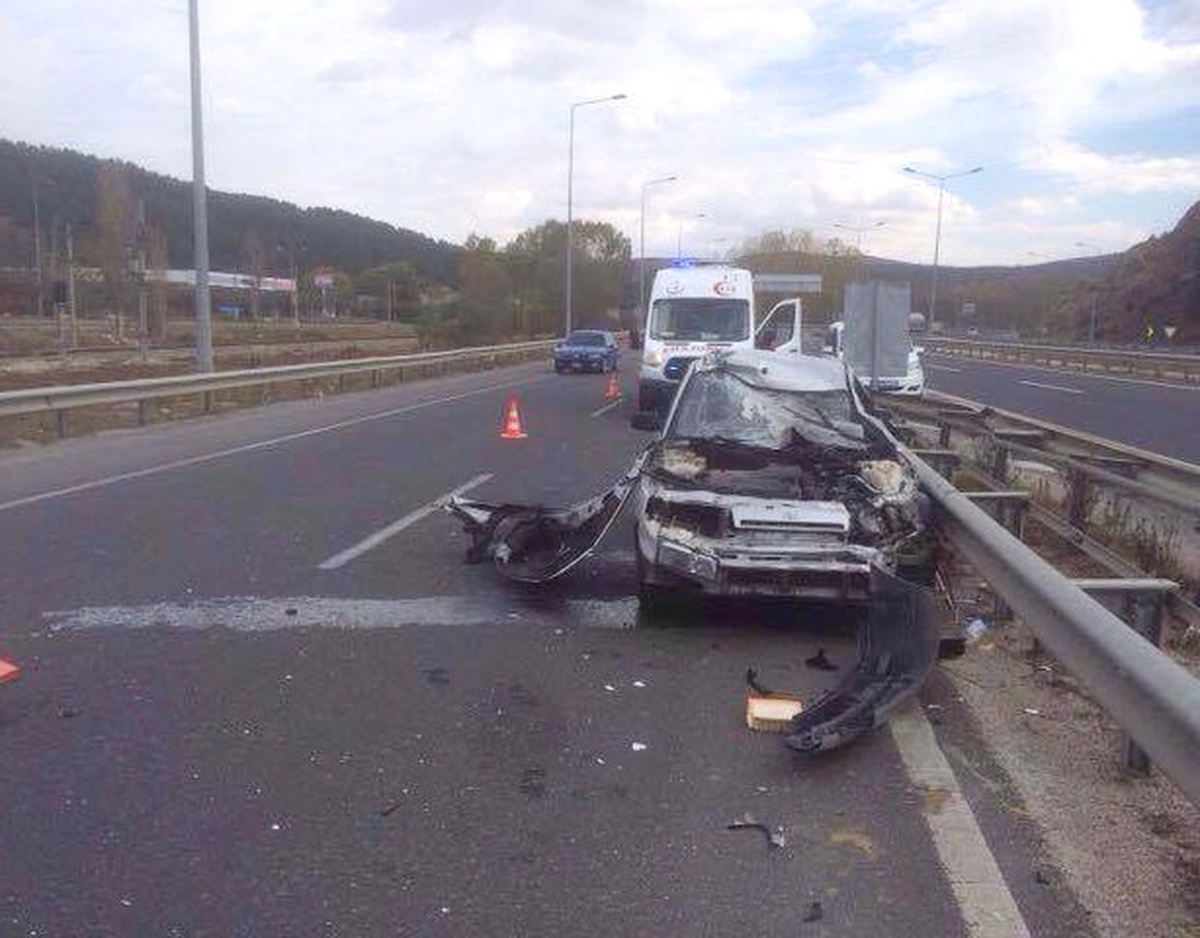Bozüyük\'te Otomobil Bariyerlere Çarptı: 1 Yaralı
