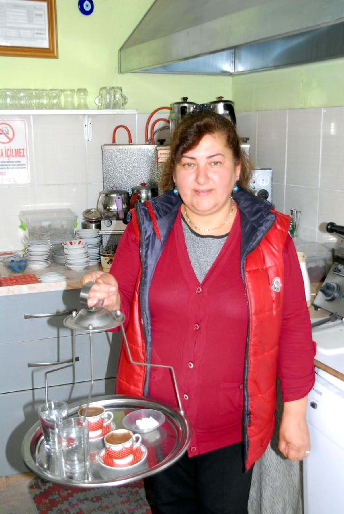 Çaycılık Yapıp, Ailesinin Geçimine Katkı Sağlıyor