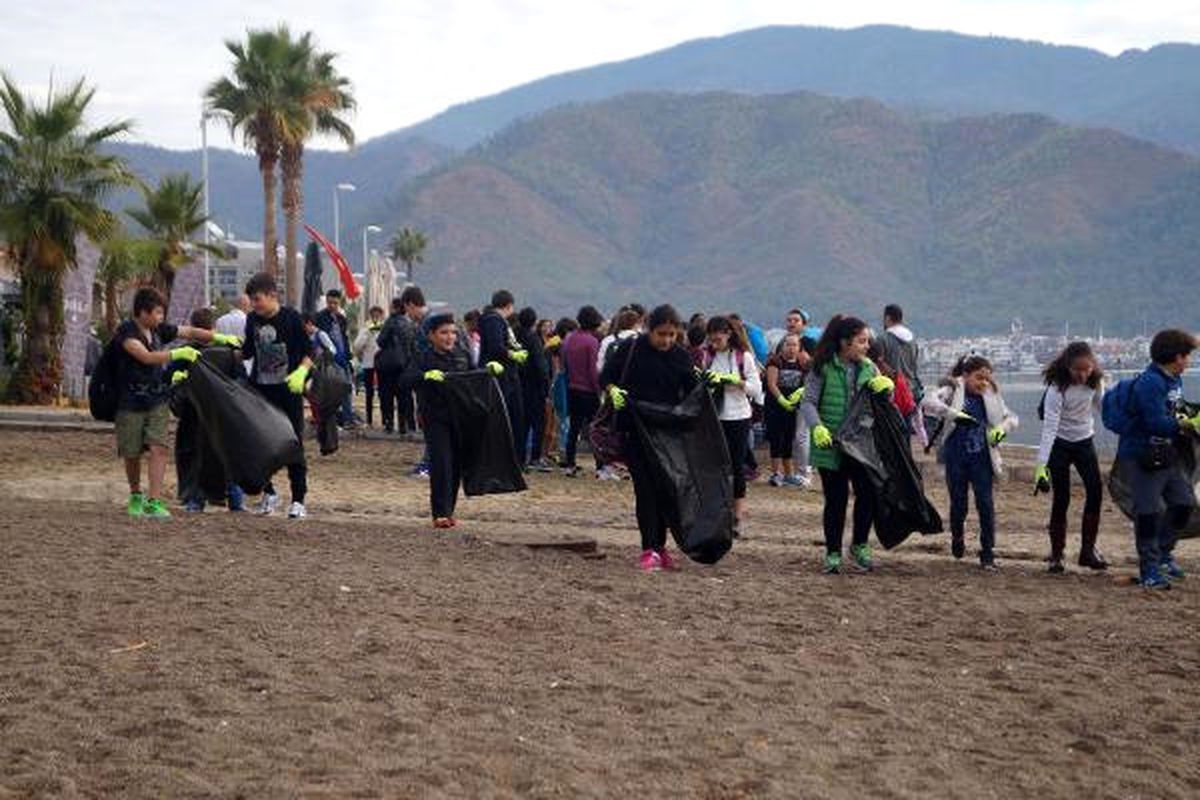 Çevre Bilinci İçin Plajda Temizlik