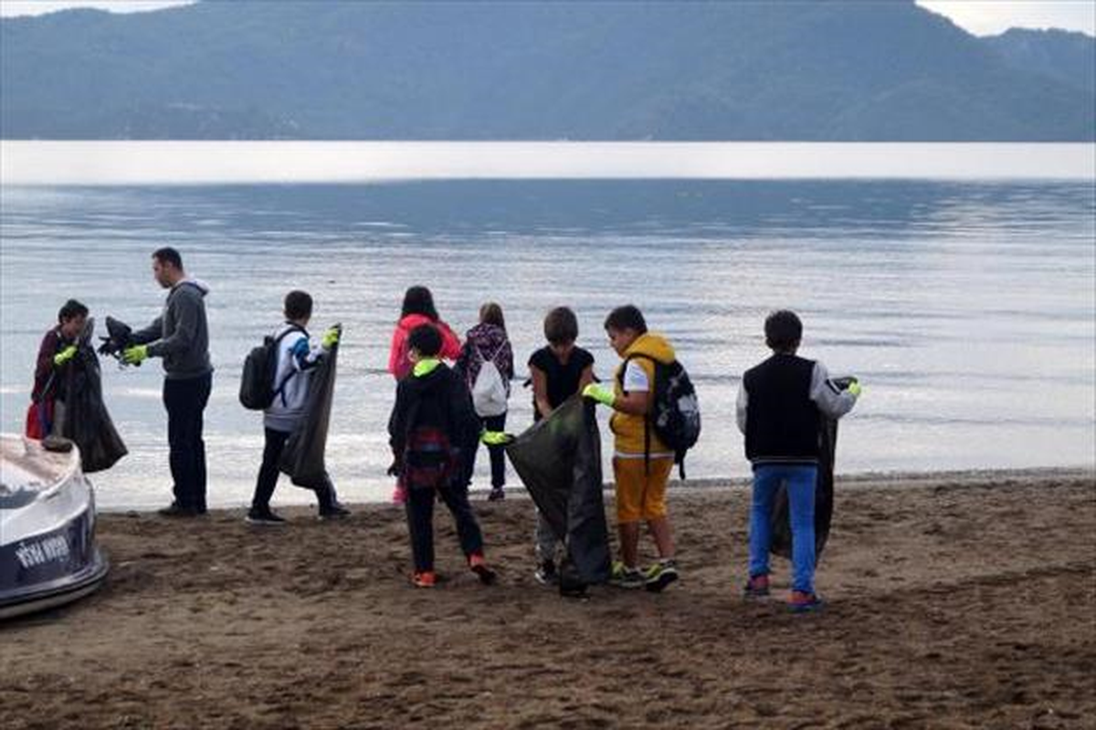 Çevre Bilinci İçin Plajda Temizlik