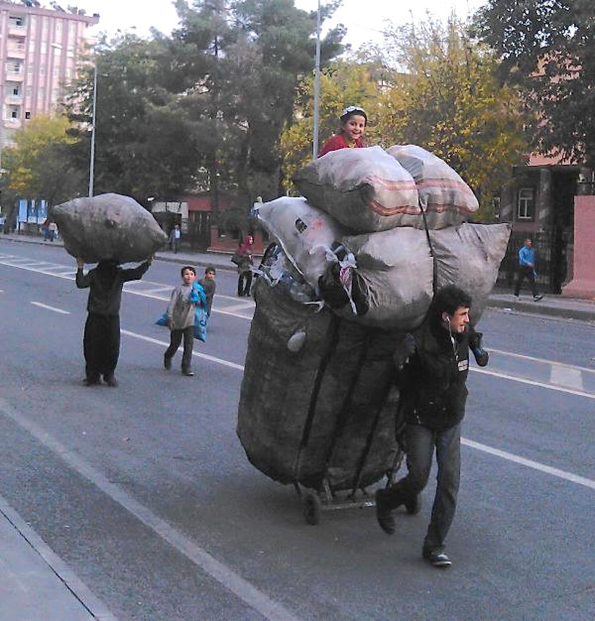 Suriyeli Minik Kız, Çöp Torbasının Üstünde Gülücükler Saçtı