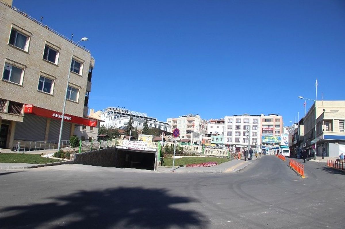 Cumhuriyet Meydanı ve Otopark Girişinde Çevre Düzenlemesi Tamamlandı