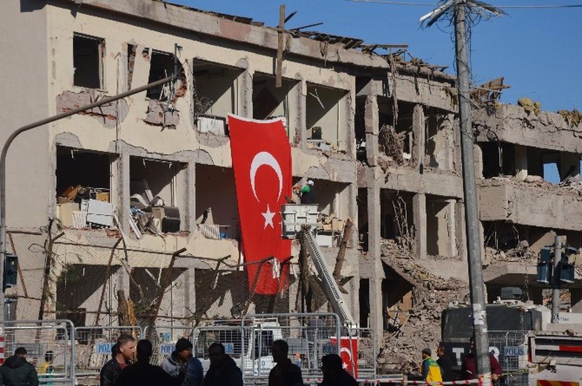 Dün Sabah Felaketi Yaşayan Bağlar'da Yaralar Sarılıyor