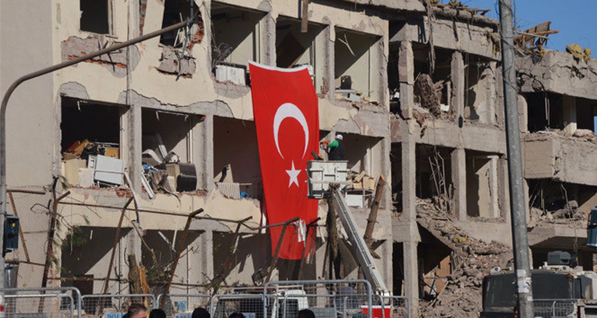 Diyarbakır\'daki Patlamada Şehit Sayısı 11\'e Yükseldi