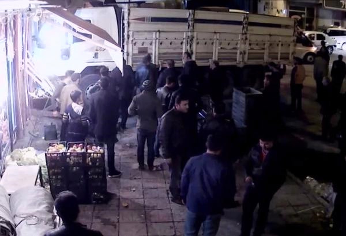 El Freni Çekilmeden Park Edilen Kamyon İşyerine Girdi