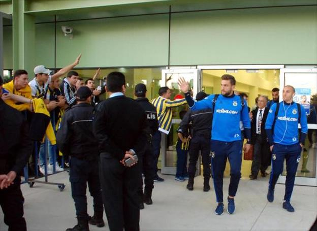 Fenerbahçe\'ye İzmir\'de Coşkulu Karşılama