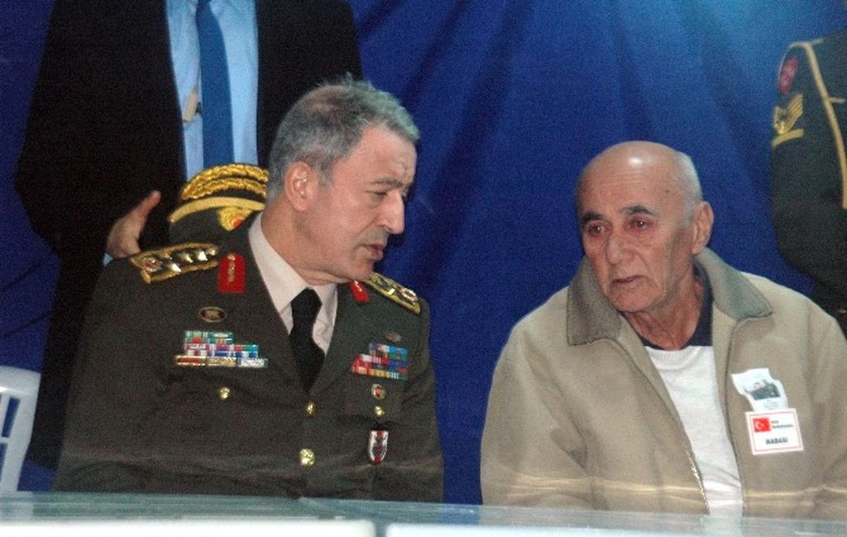 Genelkurmay Başkanı Akar\'dan Şehit Ailesine Taziye Ziyareti