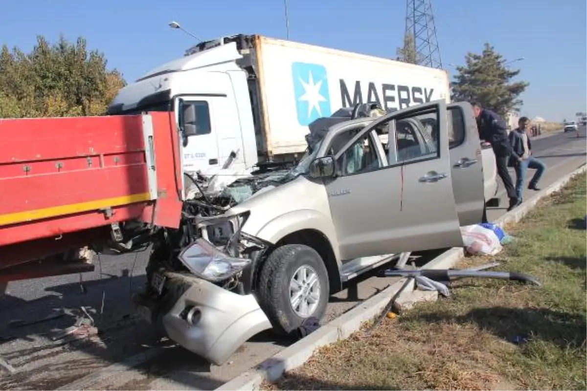 Kamyonet, Tır\'a Arkadan Çarptı: 1 Ölü, 4 Yaralı