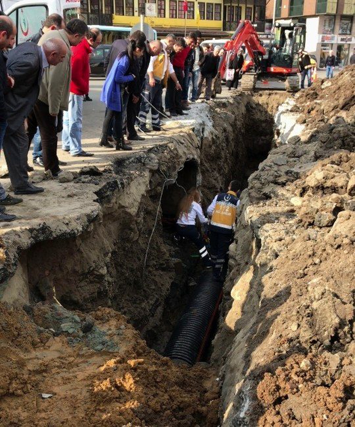 Kanalda Çalışırken Yol Üzerine Çöken İşçi Yaralandı