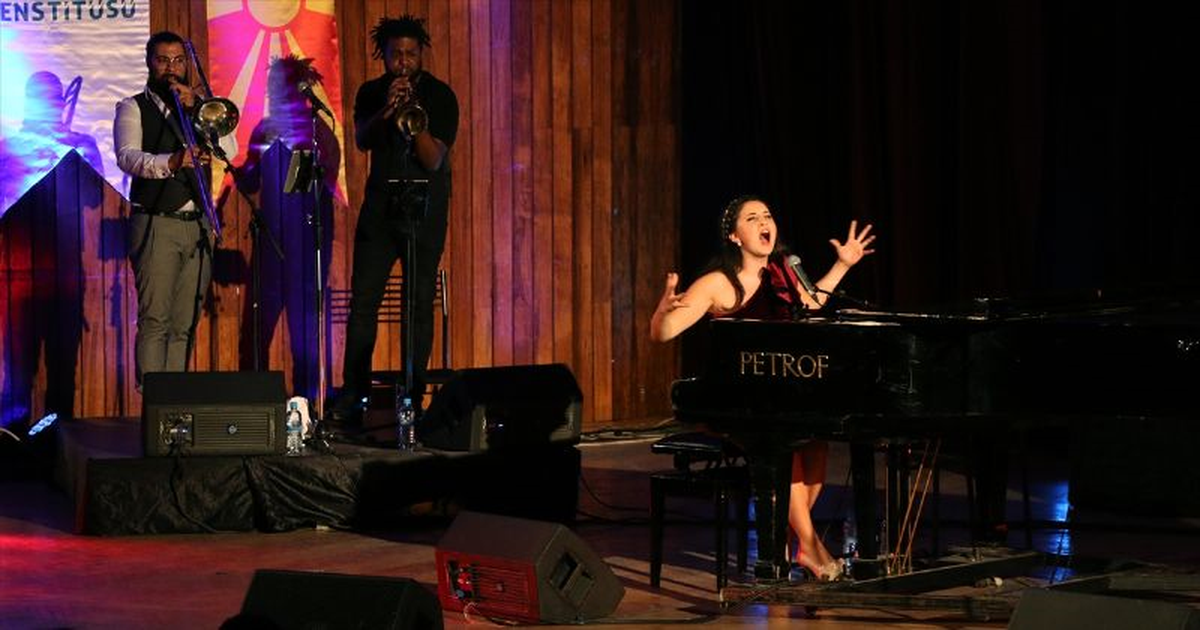 Karsu Dönmez Makedonya\'da Konser Verdi