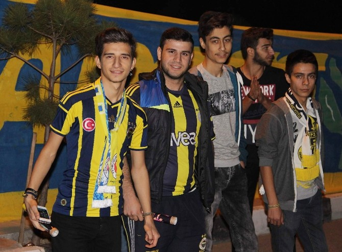 Manisa\'da Fenerbahçe\'ye Coşkulu Karşılama
