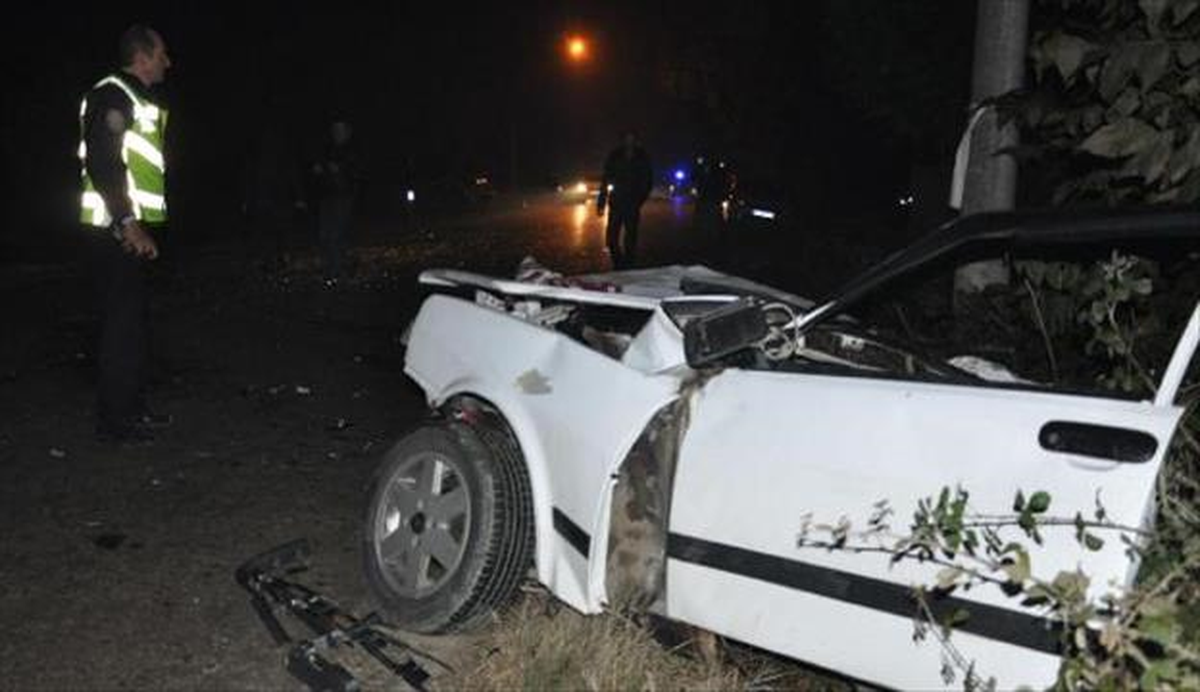 Minibüsle Çarpışan Otomobil Üç Parçaya Ayrıldı: 3 Yaralı