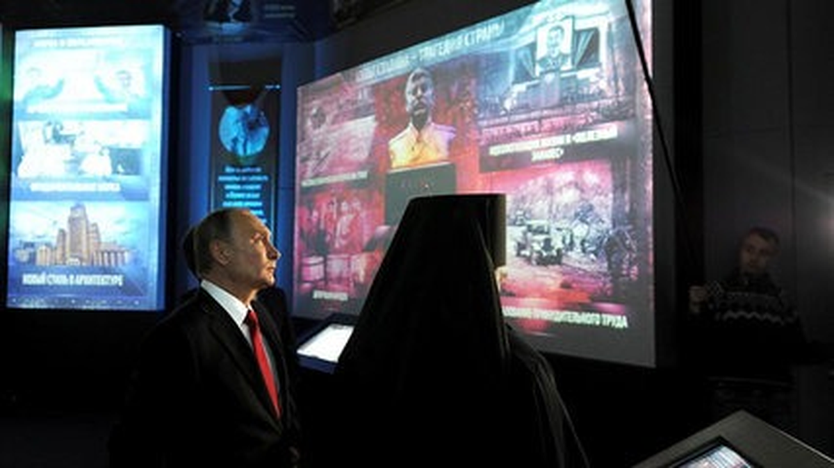 Moskova\'da Putin Yanlısı ve Karşıtı Grupların Yürüyüşü