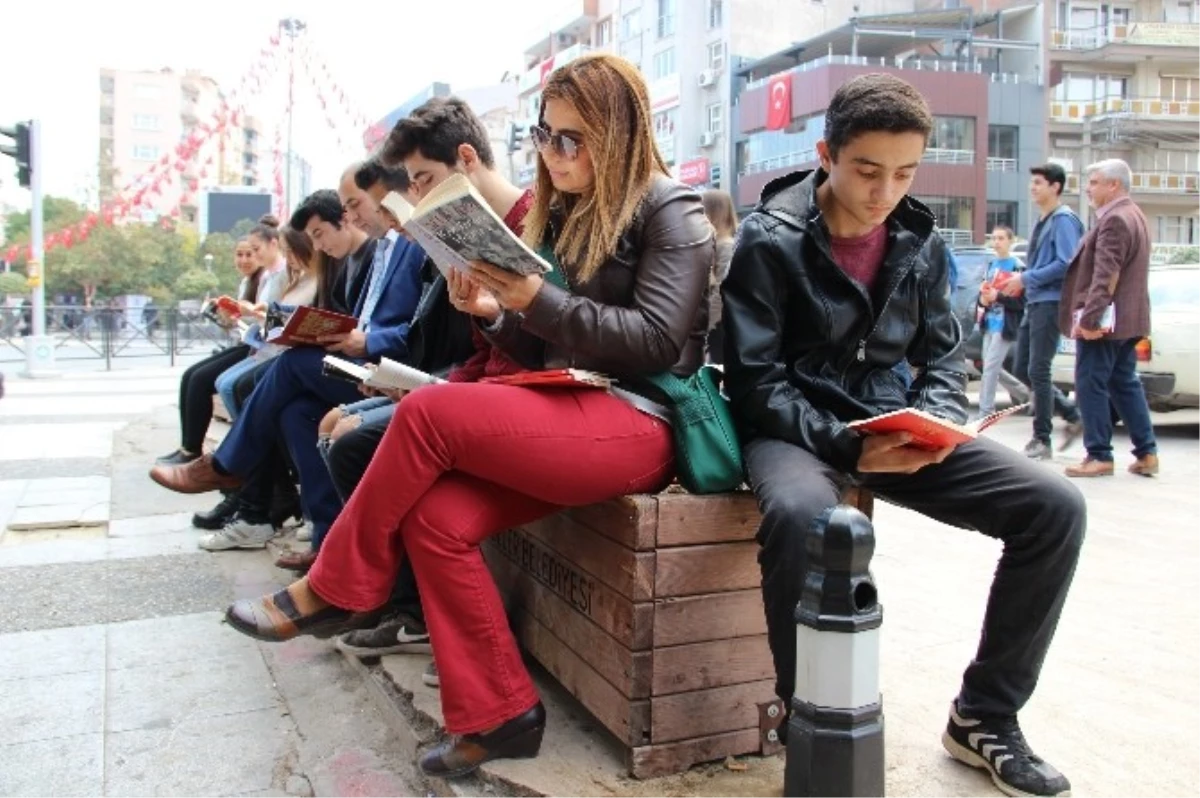 Öğrenciler Sokakta Kitap Okudu