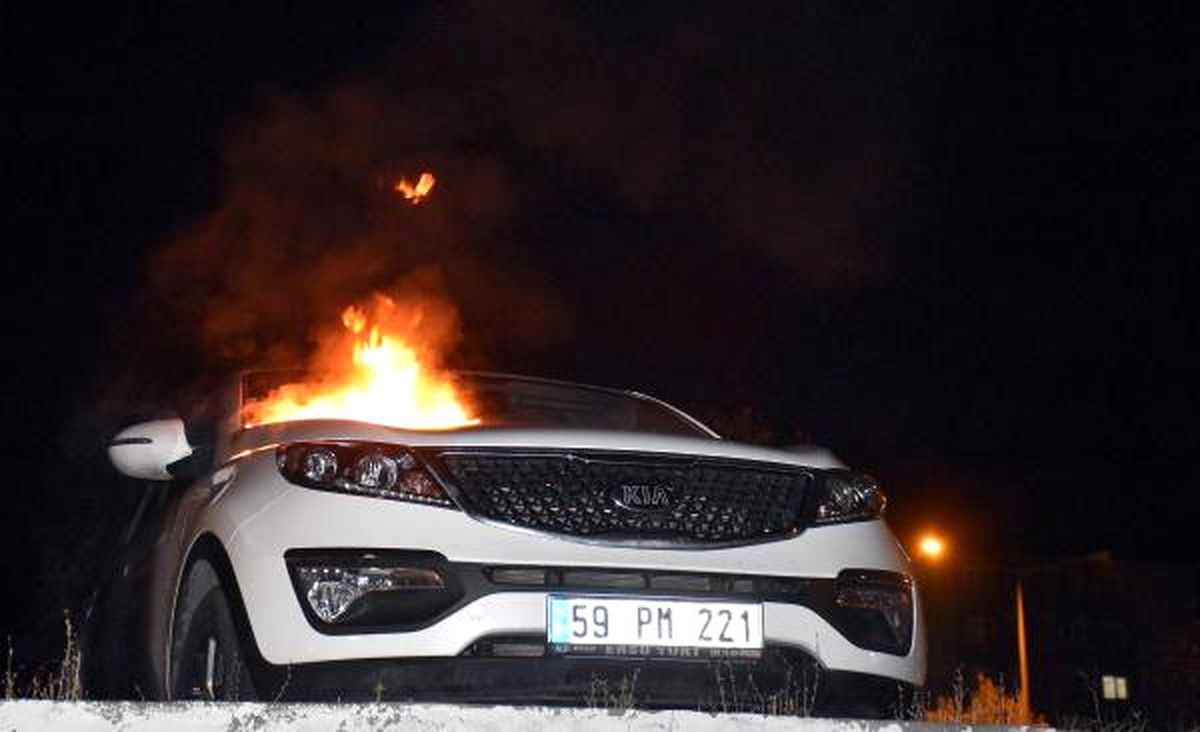 Park Halindeki Otomobil Alev Aldı