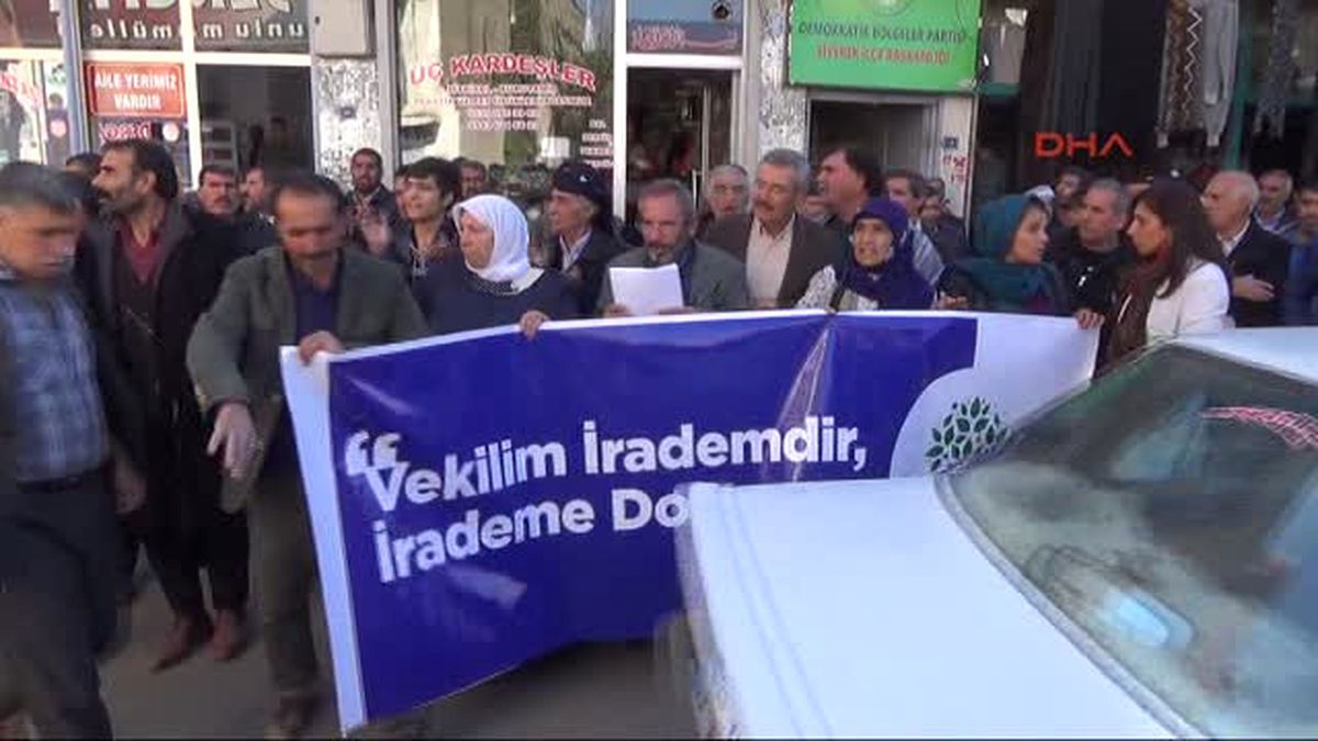 Şanlıurfa\'da Hdp ve Dbp\'lilerden Oturma Eylemi