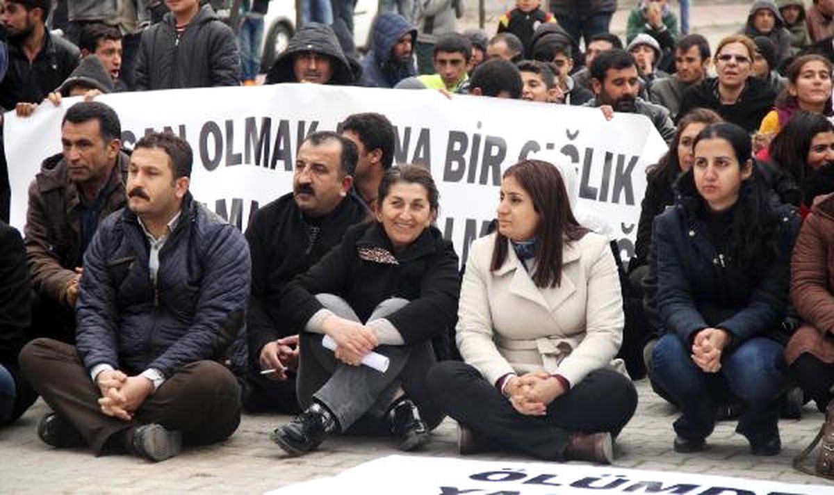 Şanlıurfa\'da Hdp ve Dbp\'lilerden Oturma Eylemi (2)
