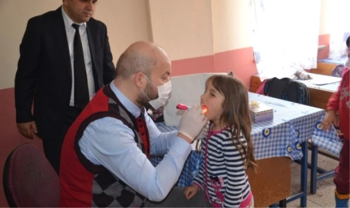Sivas\'ta Köy Çocuklarına Diş Taraması