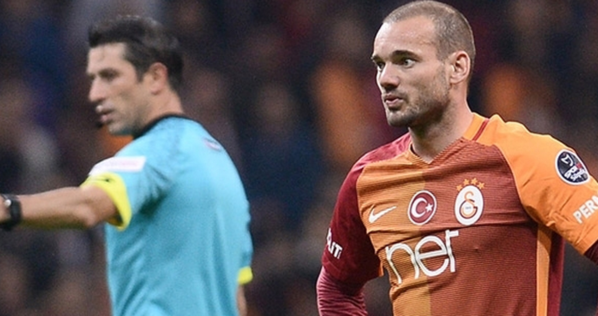 Sneijder, 'Yenilginin Sebebini Arkadaşlara Sorun' Derken Hakemleri Kastetmiş