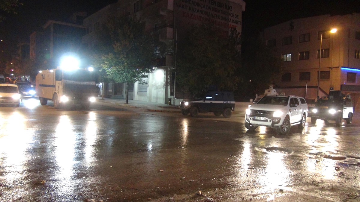 Tunceli\'de İzisiniz Gösteriye Polis Müdahalesi