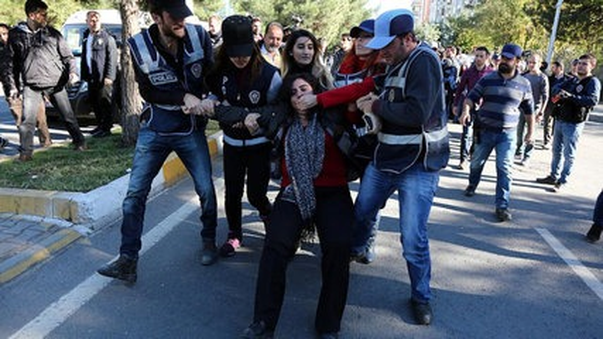 Türkiye\'de Hdp Operasyonu Sonrası Tansiyon Yükseldi