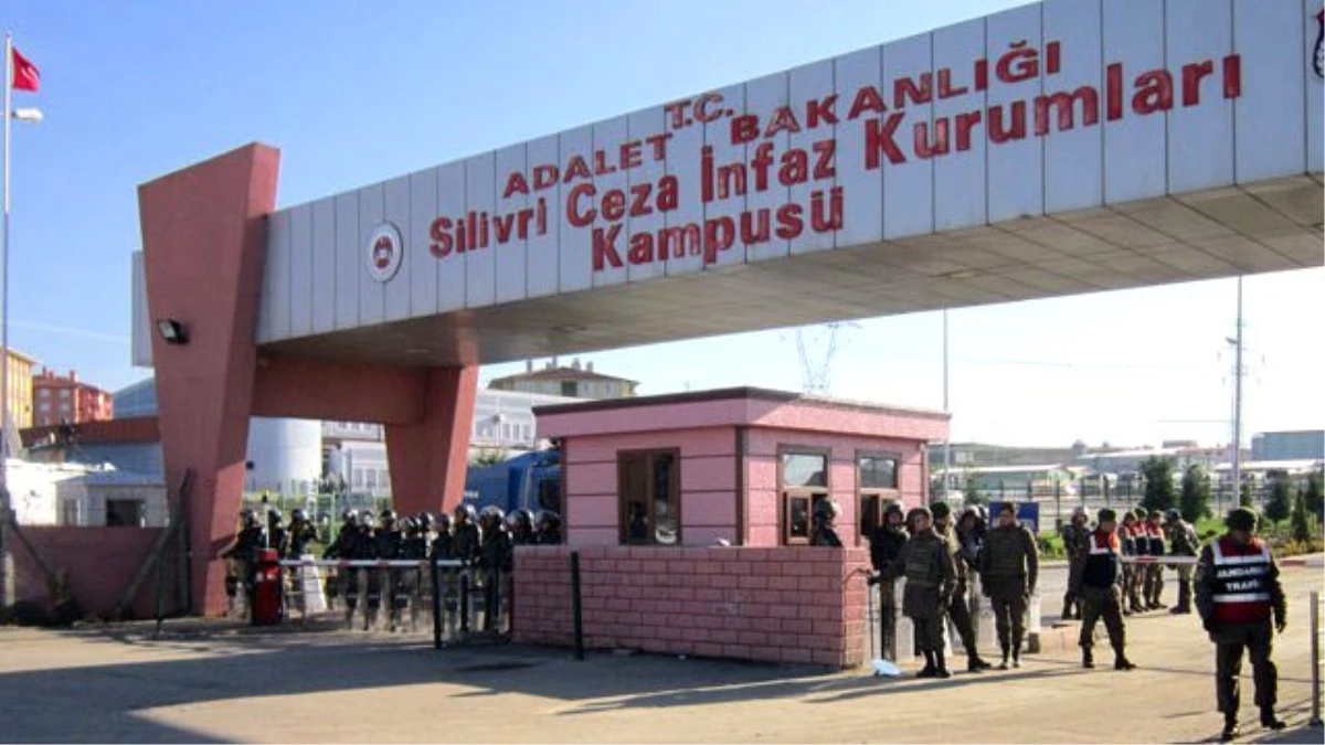 Tutuklanan Cumhuriyet Gazetesi Yöneticileri ve Yazarları Silivri Cezaevi\'ne Konuldu