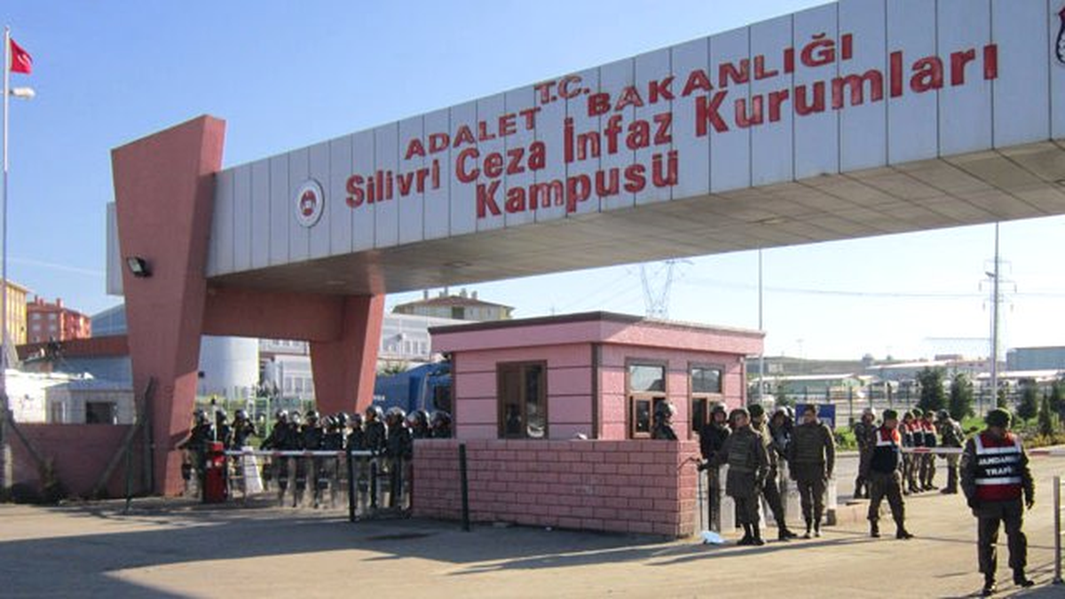 Tutuklanan Cumhuriyet Gazetesi Yöneticileri ve Yazarları Silivri Cezaevi\'ne Konuldu