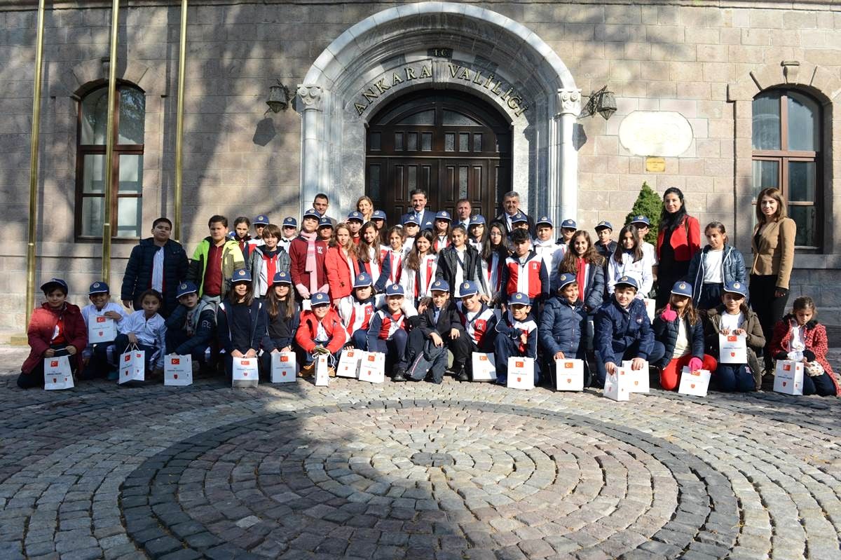 Vali Topaca Öğrencileri Ağırladı