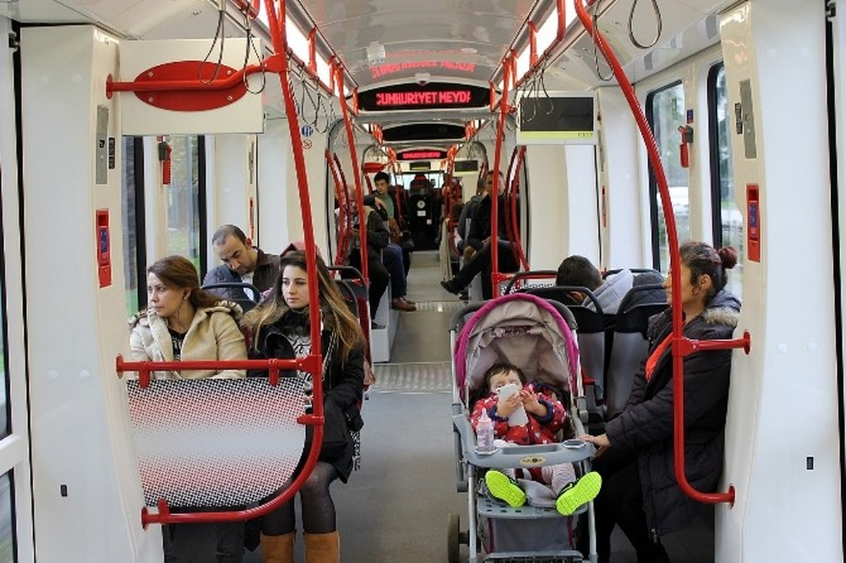 Yerli Tramvay Hizmet Vermeye Başladı