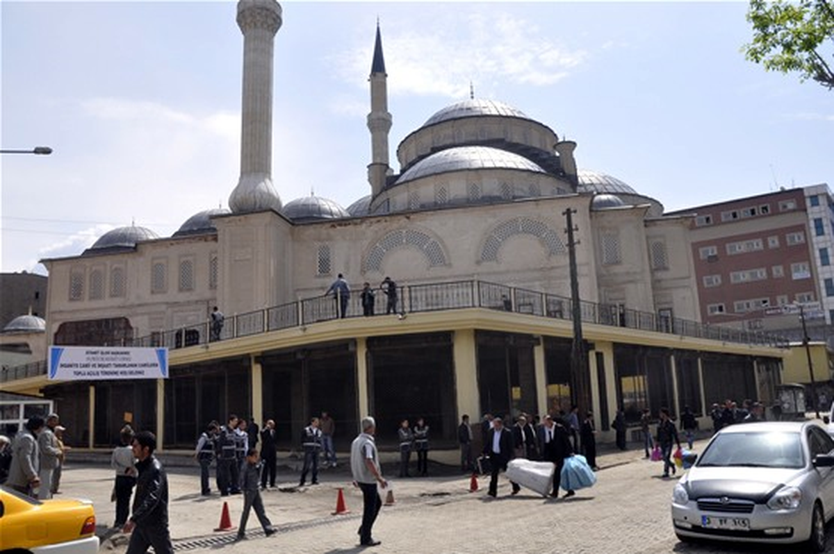 Yüksekova'da Camilerden 'Kepenklerinizi Açın' Anonsu