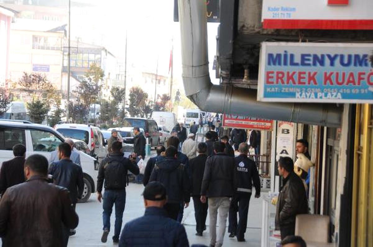 Zabıta Esnafla Görüştü, Hakkari'deki Kepenkler Açıldı