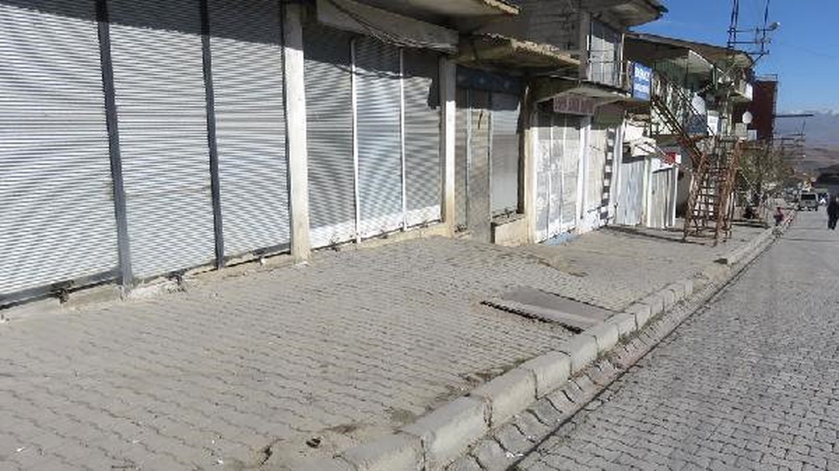 Zabıta Esnafla Görüştü, Hakkari\'deki Kepenkler Açıldı (2)
