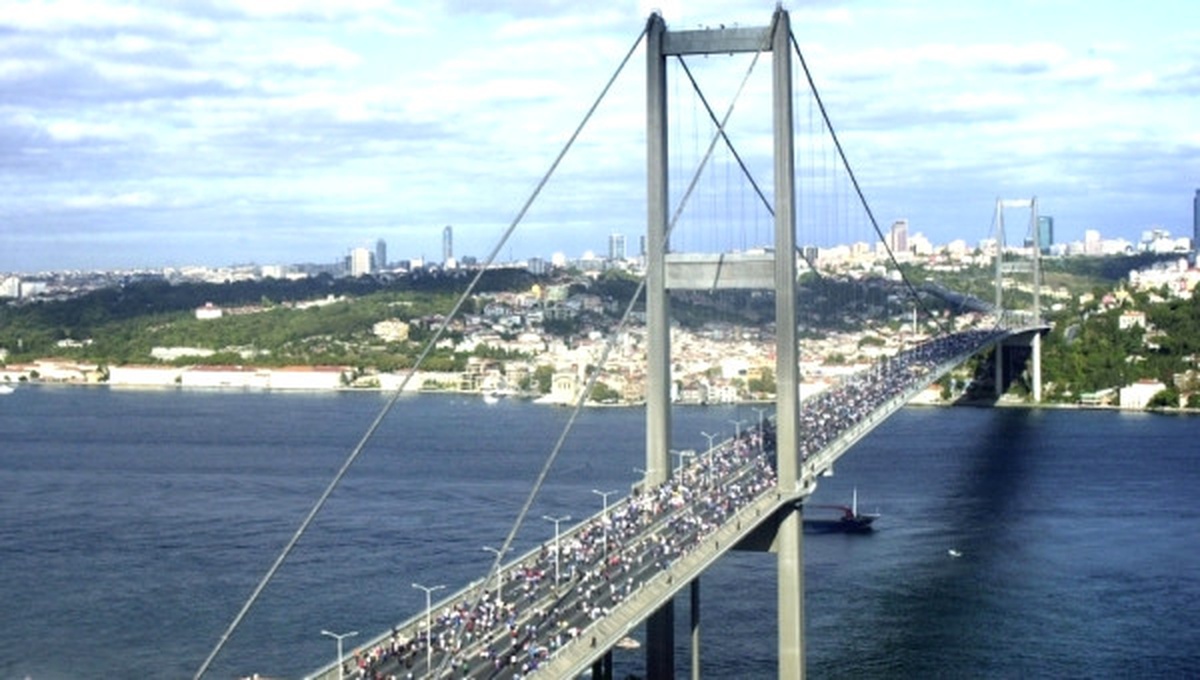 15 Temmuz Şehitler Köprüsü\'nde Silahıyla İntihar Etmek İsteyen Bir Şahıs Nedeniyle Köprü Çift Yönlü...