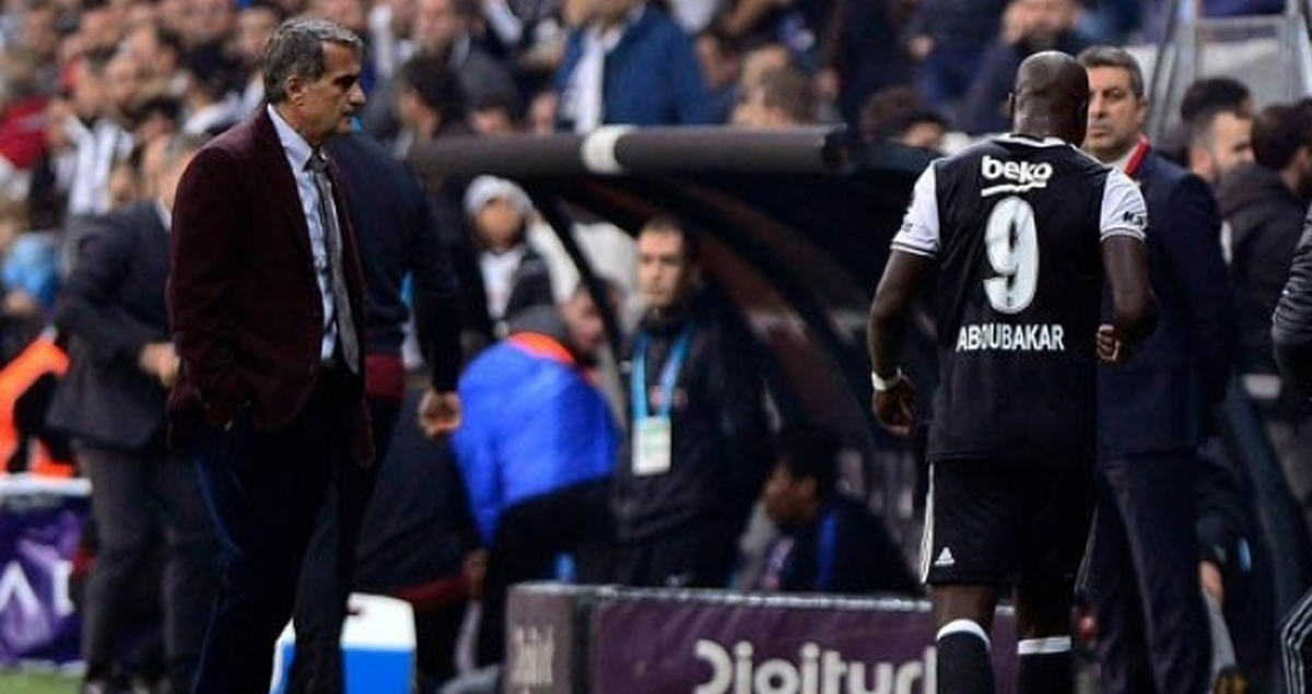 Aboubakar, Oyundan Alınmasına Tavır Yaptı ve Doğrudan Soyunma Odasına Gitti
