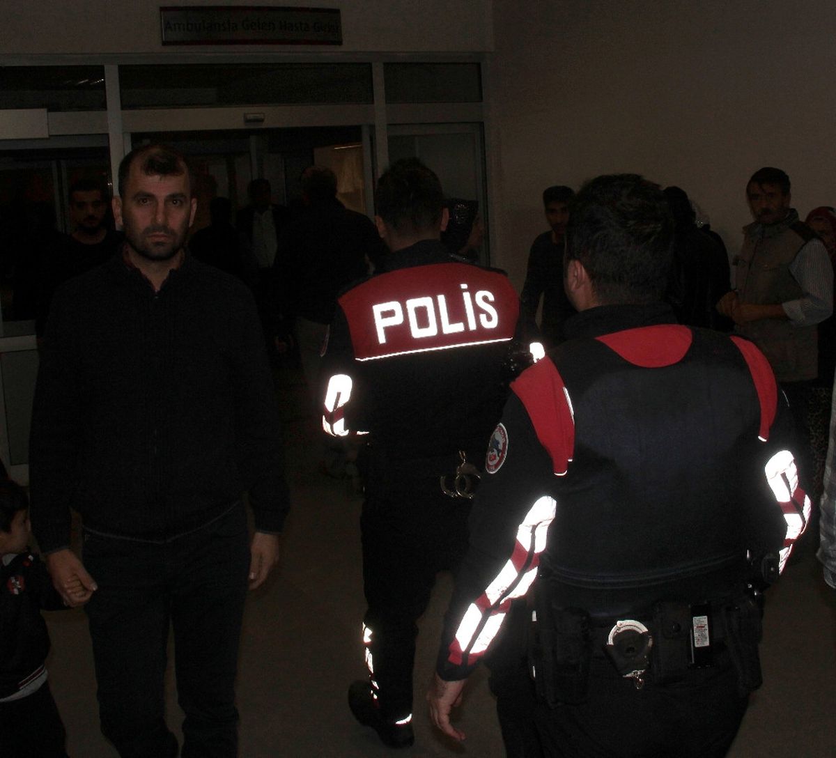 Adana\'da Korsan Eyleme Müdahale Eden Polise Ateş Açıldı: 1 Yaralı