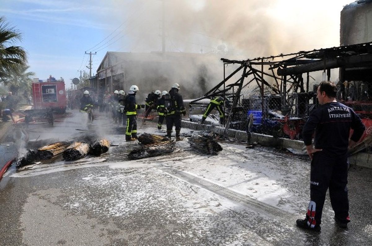 Antalya'da Yangın, Hasır Deposunu Kül Etti