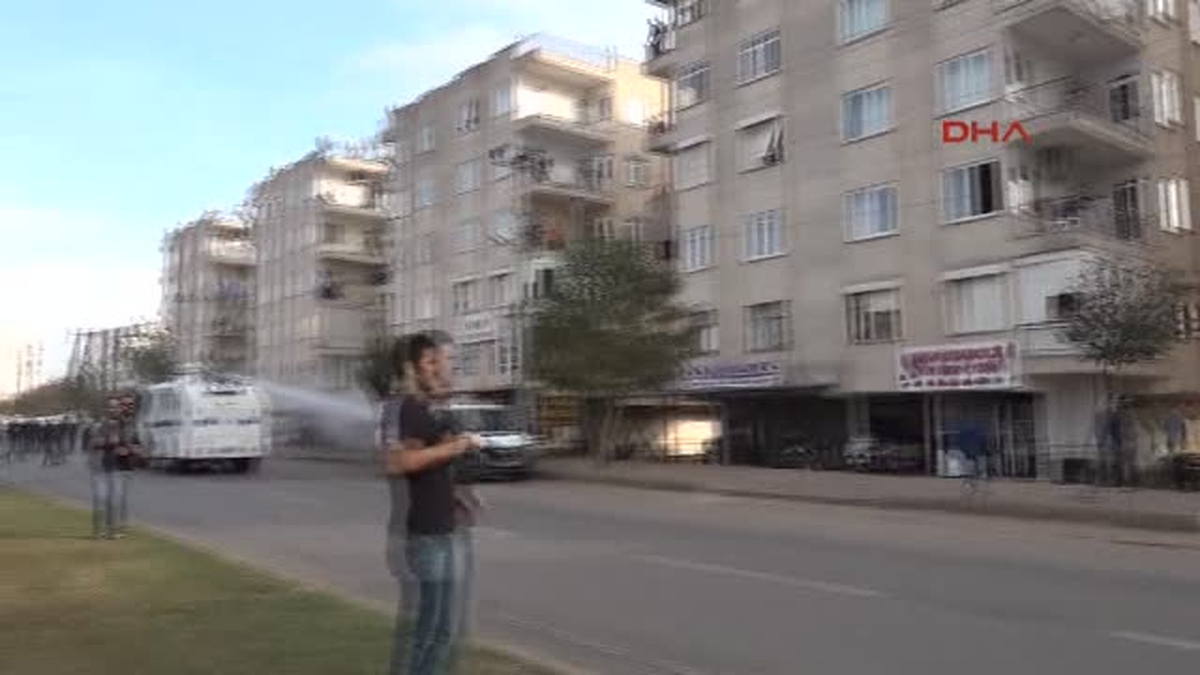 Antalya - Toma\'ya Atılan Taşa Müdahale: 5 Gözaltı