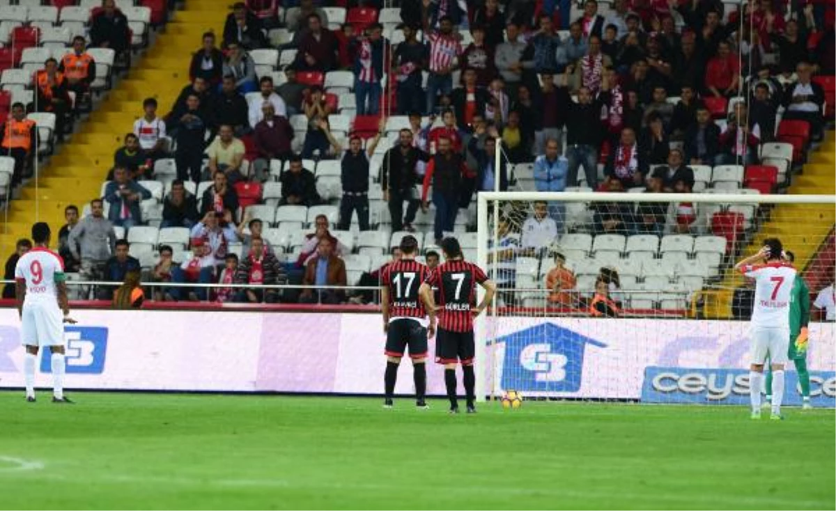 Antalyasporlu Eto\'o Penaltıda Kalecisini Yönlendirdi