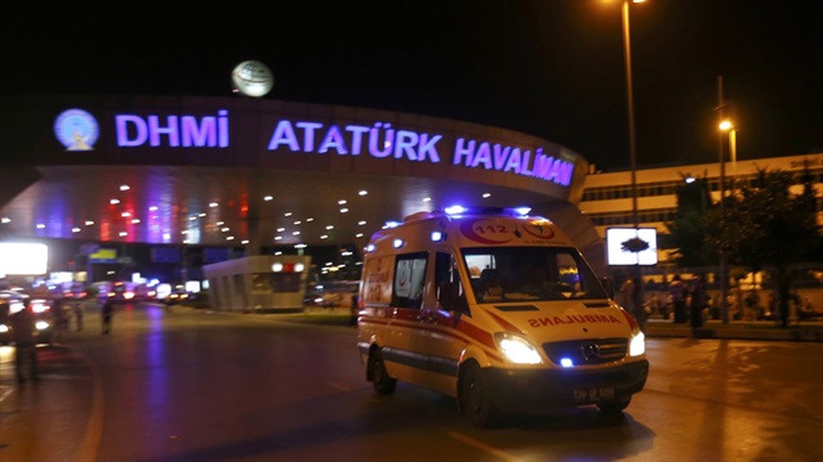 Atatürk Havalimanı\'nda Havaya Ateş Açan Motosikletli Şahıslar Gözaltına Alınırken Alana Giriş ve...