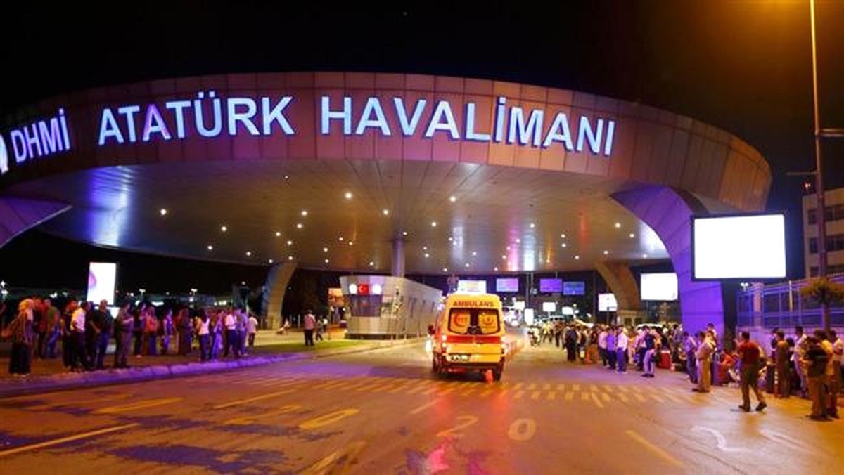 Atatürk Havalimanı\'nda Polisin Dur İhtarına Uymayan Motosikletli İki Kişi ile Ekipler Arasında...