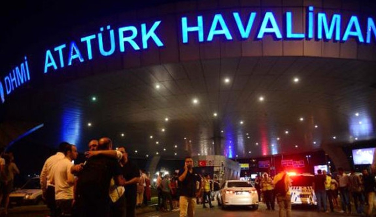 Atatürk Havalimanı\'nda Silah Sesleri (Geniş Haber)