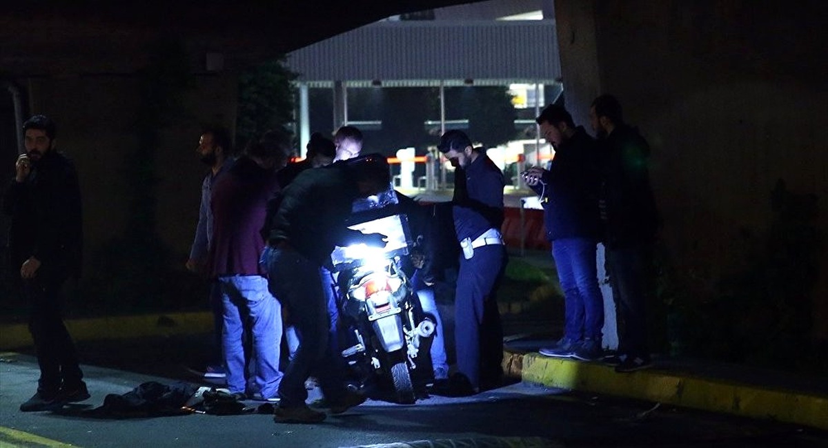 Atatürk Havalimanında Polisin Dur İhtarına Uymayan ve Kaçmaya Çalışan Motosikletteki Şüpheli İki...