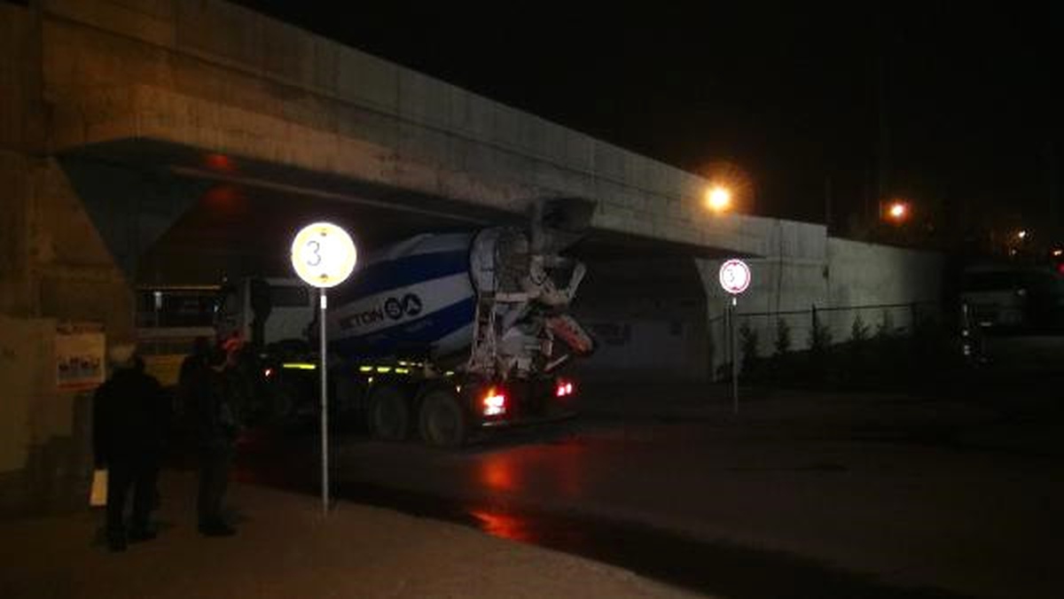 Beton Mikseri Marmaray Köprüsü Altından Geçerken Sıkıştı
