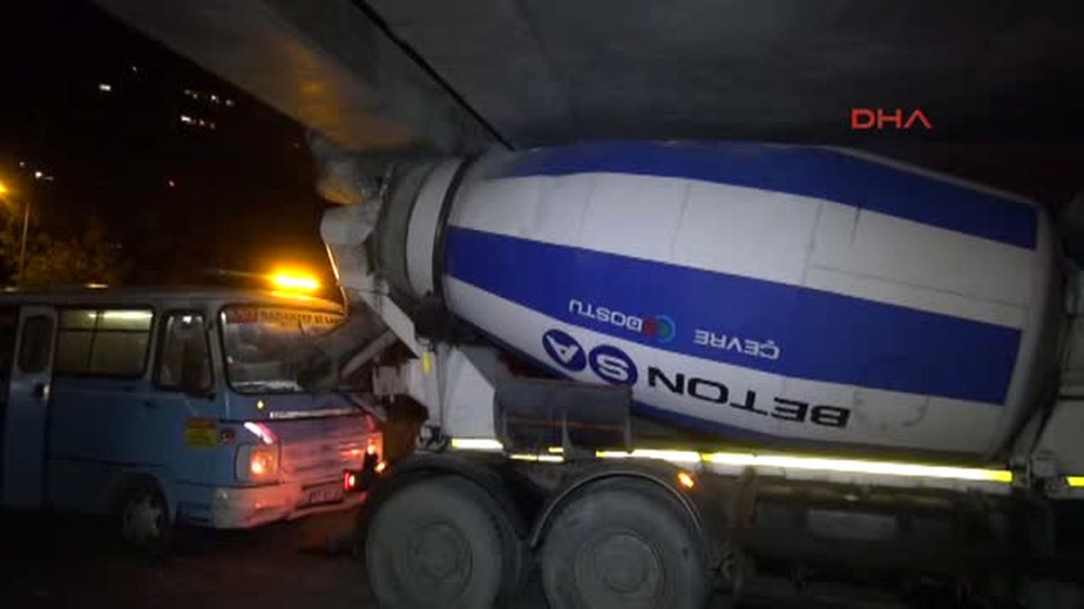 Beton Mikseri Marmaray Köprüsü Altından Geçerken Sıkıştı
