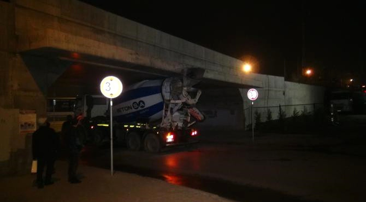 Beton Mikseri Marmaray Köprüsü Altından Geçerken Sıkıştı
