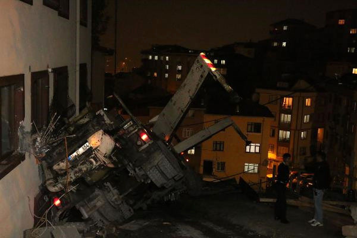 Beton Pompası Kayarak İki Binaya Çarptı