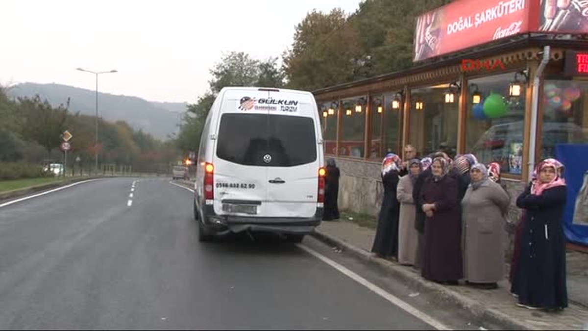 Beykoz\'da Otomobil, Minibüse Çarptı 3 Yaralı