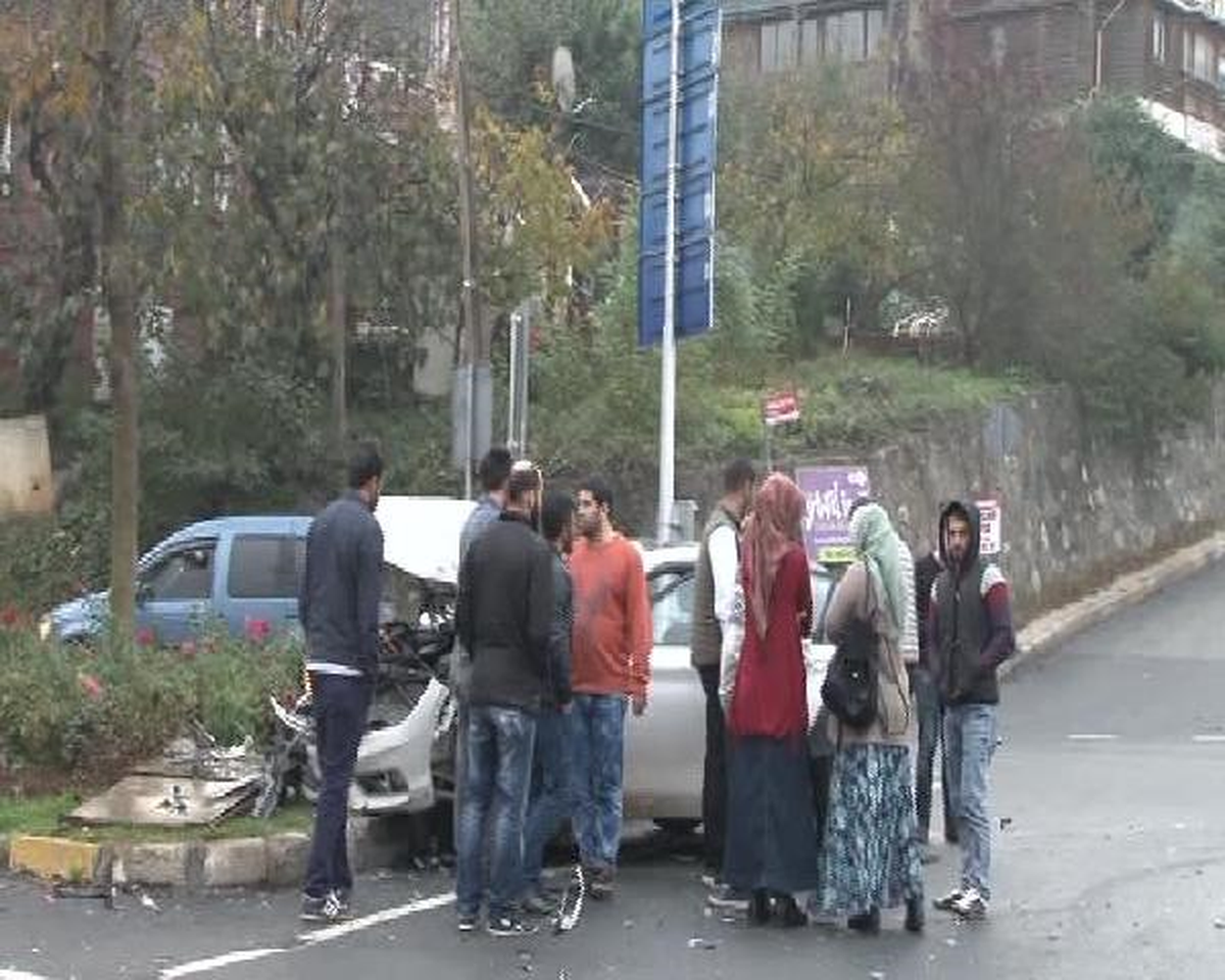 Beykoz\'da Otomobil Minibüse Çarptı: 3 Yaralı